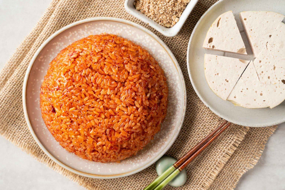 Theo các chuyên gia, trong 100g xôi gấc có chứa lượng calo 350 - 400 kcal